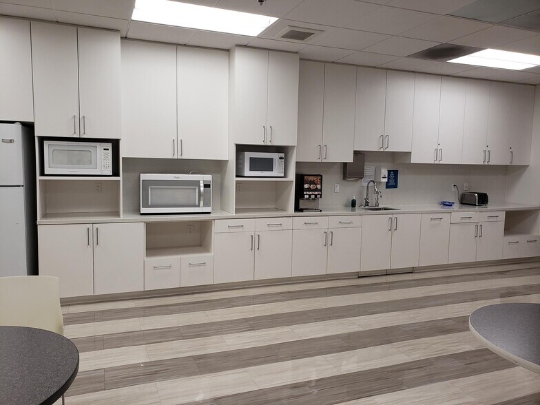 More Photos Of 21540-21622 Plummer St, Chatsworth Office For Lease