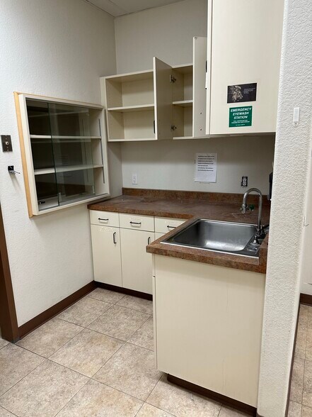 More Photos Of 1640-1670 North Ave, Grand Junction Veterinarian Kennel For Sale