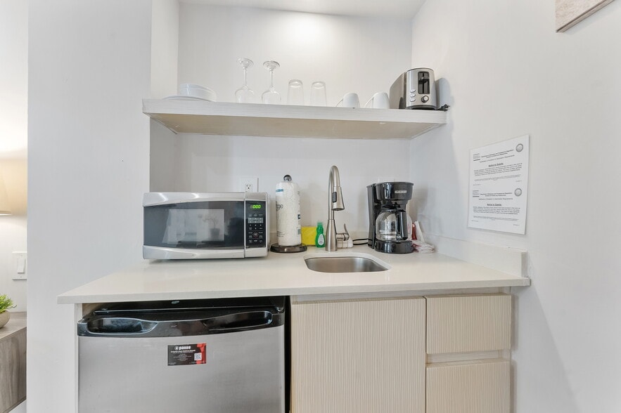 More Photos Of 3020-3024 Seville St, Fort Lauderdale Hotel For Sale