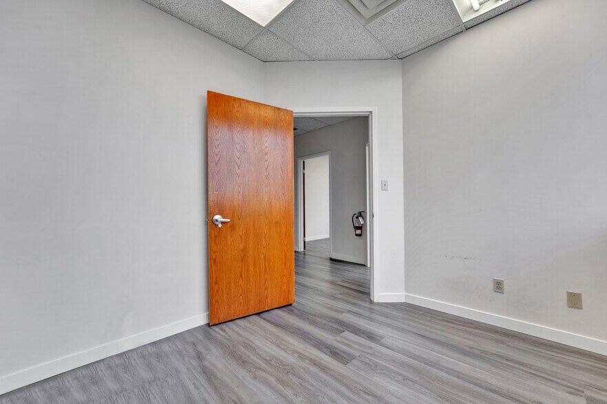 More Photos Of 11861 88 Av, Delta Office For Lease
