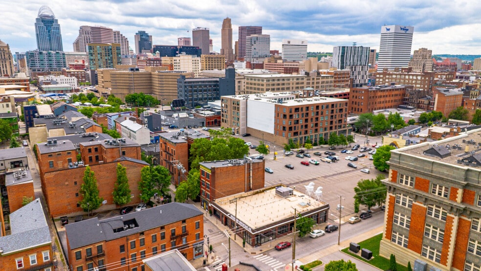 More Photos Of 331 E 13th St, Cincinnati Bar For Lease