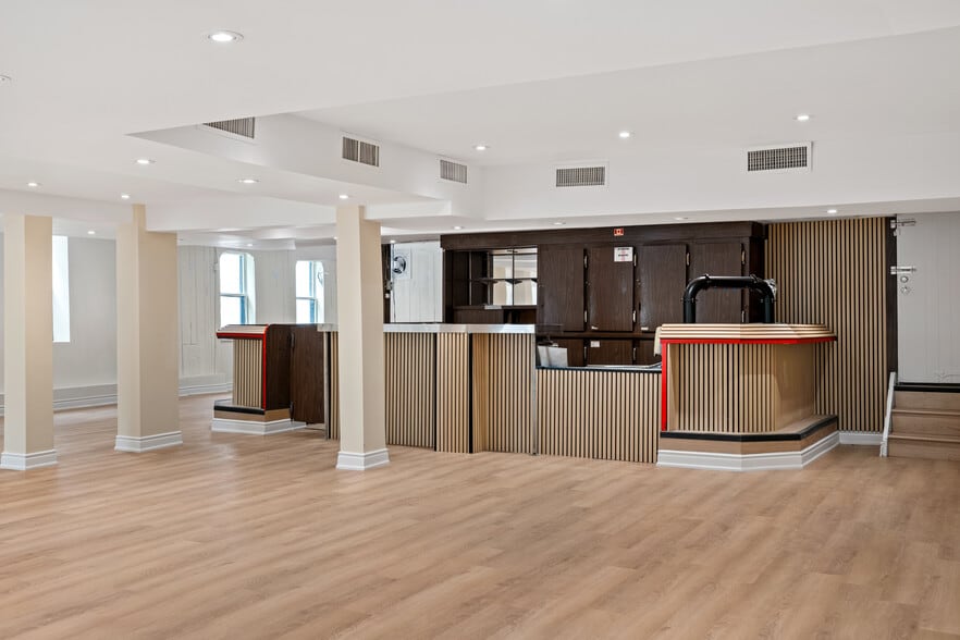 More Photos Of 5829 Ferry St, Niagara Falls Flex For Sale