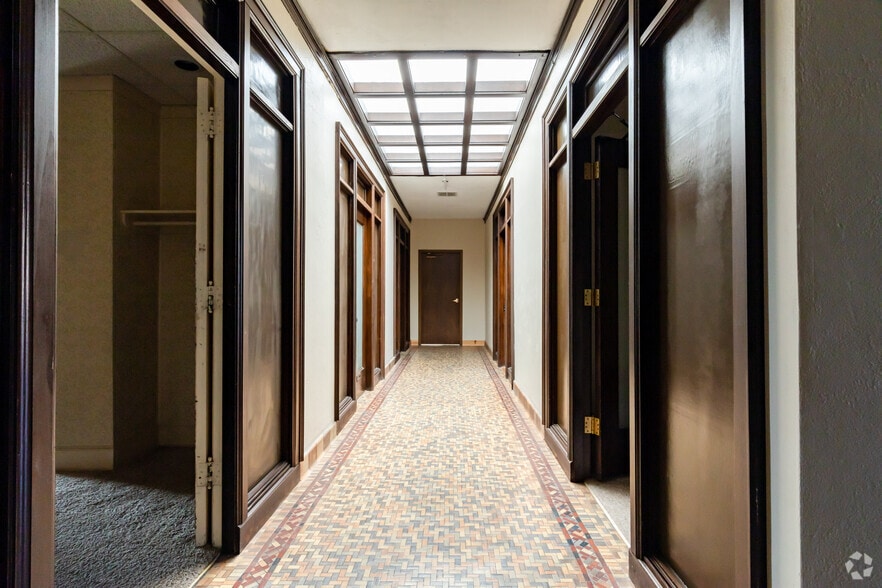 More Photos Of 115 7th St, Rockford Medical For Sale