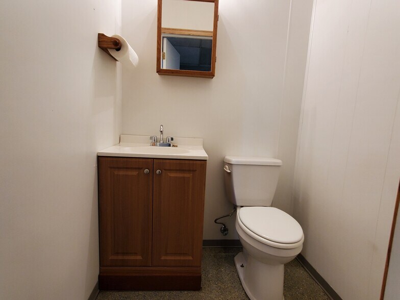 More Photos Of 1390 Commercial Way, Clarkston Manufacturing For Sale