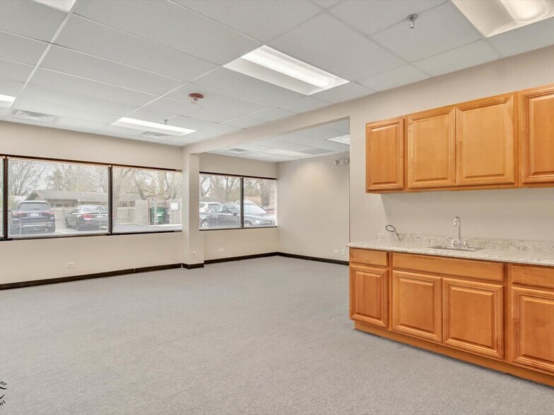 More Photos Of 1990 E Algonquin Rd, Schaumburg Medical For Lease
