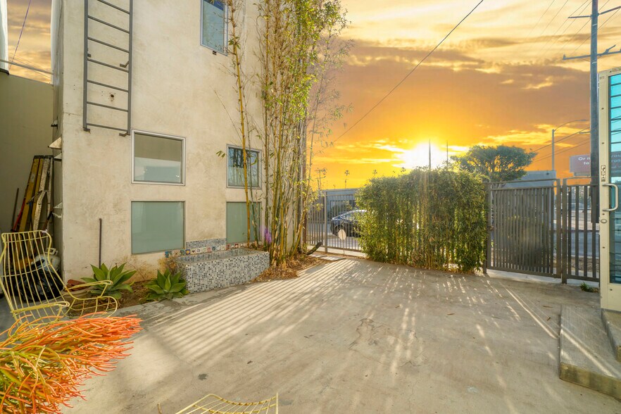 More Photos Of 328 Lincoln Blvd, Venice Storefront Retail Residential For Sale