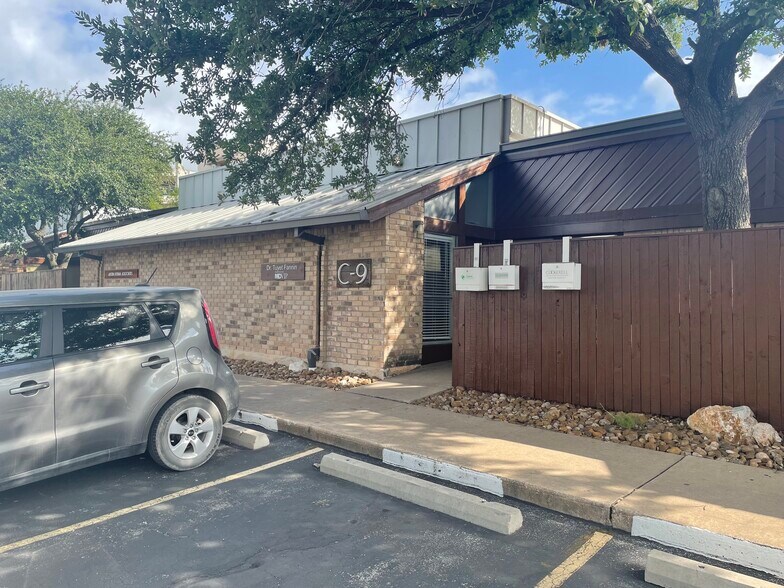 More Photos Of 711 W 38th St, Austin Unknown For Lease