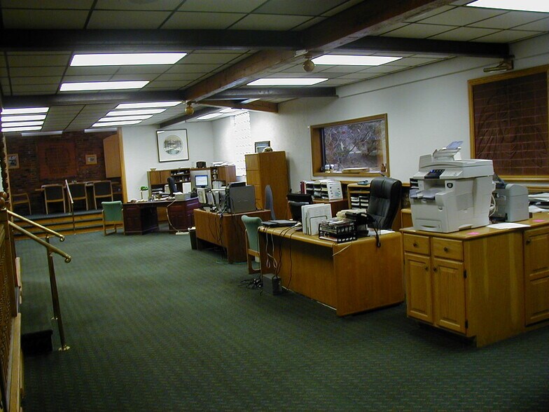 More Photos Of 418 3rd Ave, Ford City Light Distribution For Lease