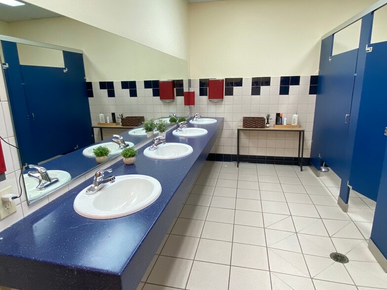 More Photos Of 517 N Westhill Blvd, Appleton Freestanding For Lease