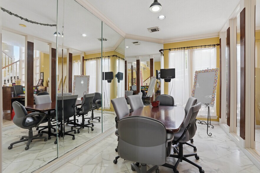 More Photos Of 13700 Lakewood Forest Dr, Houston Office For Sale