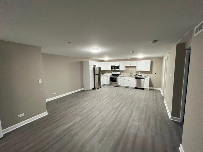 More Photos Of 126 W Maple Ave, Mundelein Apartments For Sale