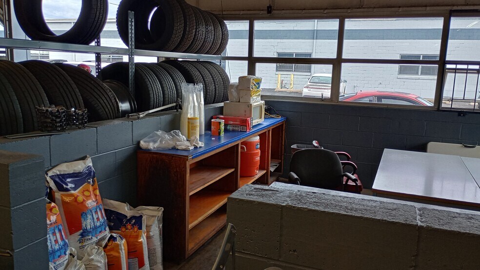 More Photos Of 520 W Kimberly Rd, Davenport Auto Dealership For Lease