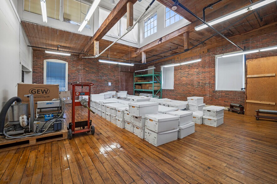 More Photos Of 1 Riverside Way, Wilton Warehouse For Lease