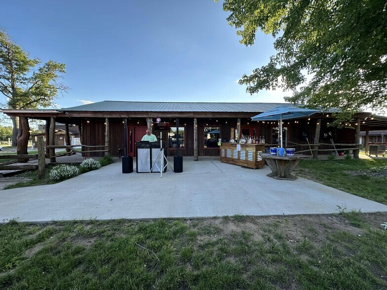 More Photos Of 699 S Main St, Adams Bar For Sale