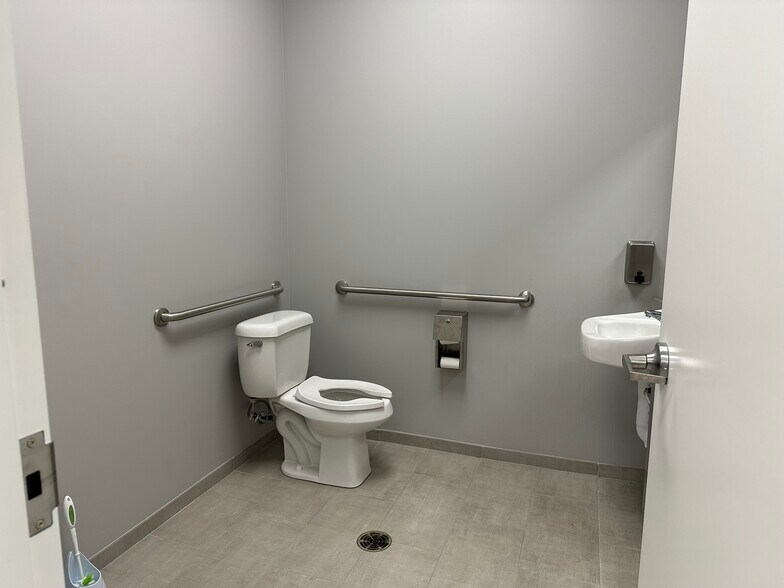 More Photos Of 9373 Baringer Foreman Rd, Baton Rouge Office For Sale