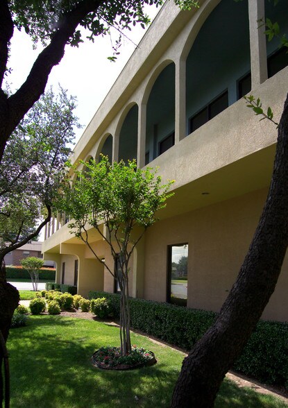 More Photos Of 1601 E Lamar Blvd, Arlington Office For Lease