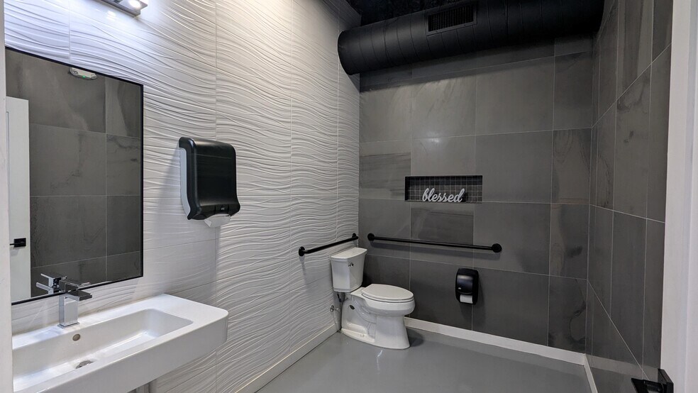 More Photos Of 208 S Cottonwood Dr, Richardson Medical For Sale