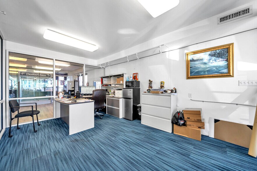 More Photos Of 639 Harbor Blvd, Destin Showroom For Lease