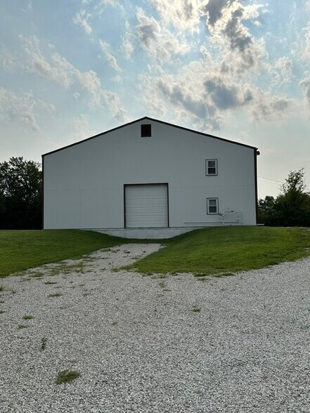 More Photos Of 215 N Village Ter, Tonganoxie Warehouse For Lease