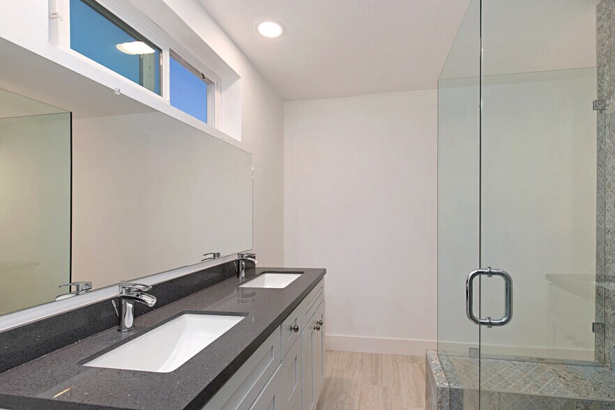 More Photos Of 2212 W Oceanfront, Newport Beach Multifamily For Sale