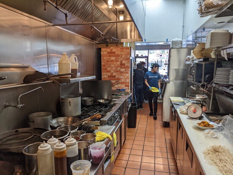 More Photos Of 11044-11056 Ventura Blvd, Studio City Restaurant For Lease