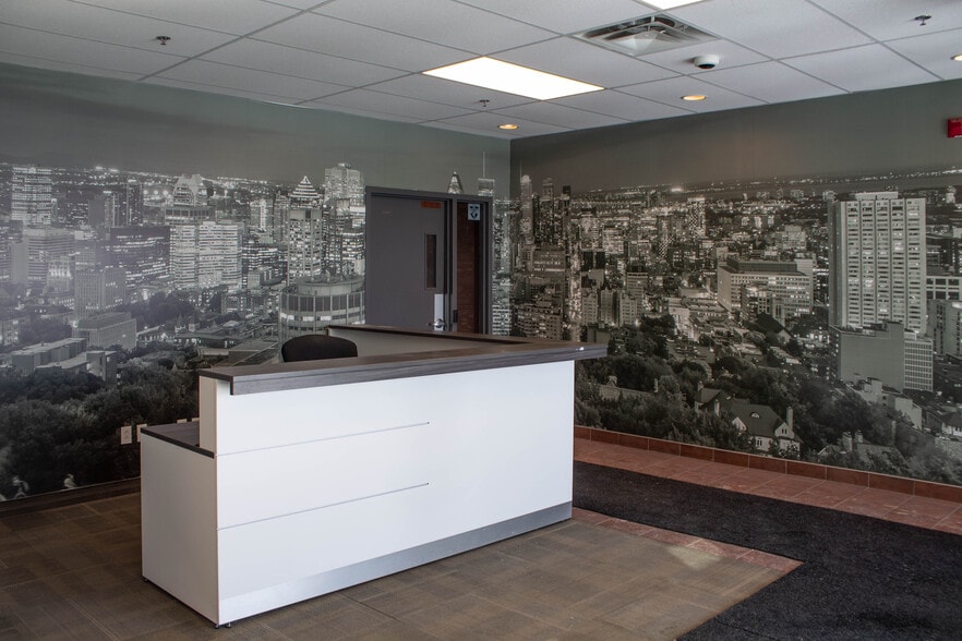 More Photos Of 3695 Aut des Laurentides (A-15) Desste E, Laval Manufacturing For Lease