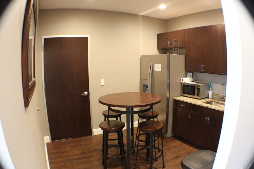 More Photos Of 618 S Belt Line Rd, Irving Office For Lease