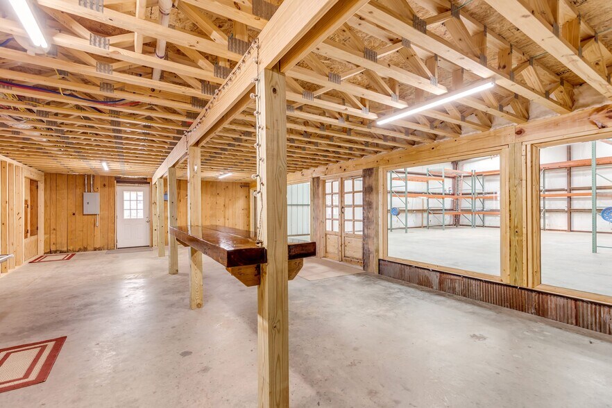 More Photos Of 1374 State Hwy 71, Bastrop Flex For Lease