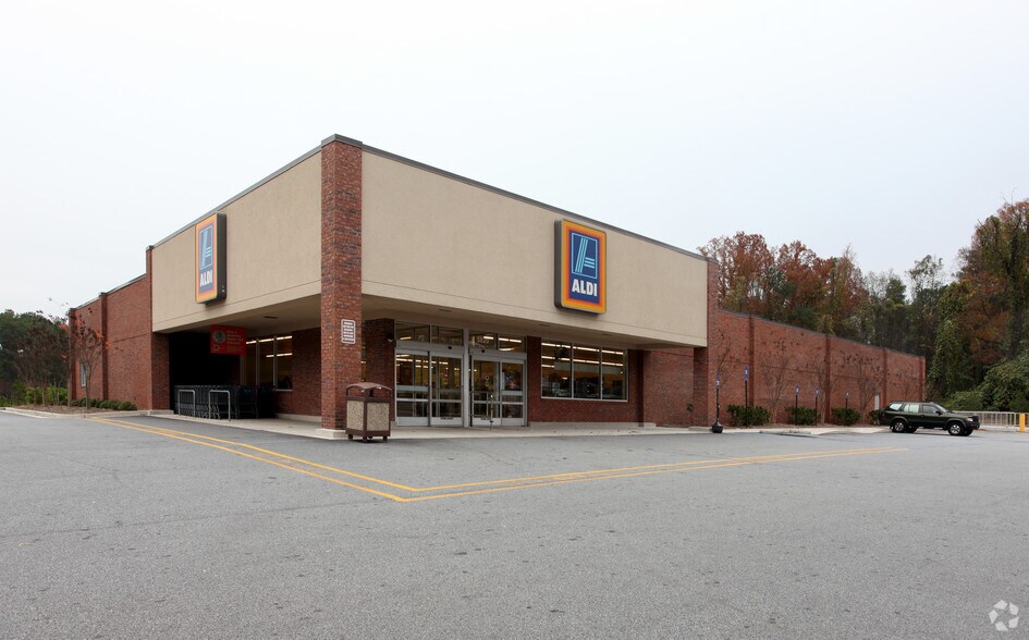 Primary Photo Of 5820 Riverdale Rd, Atlanta Unknown For Lease