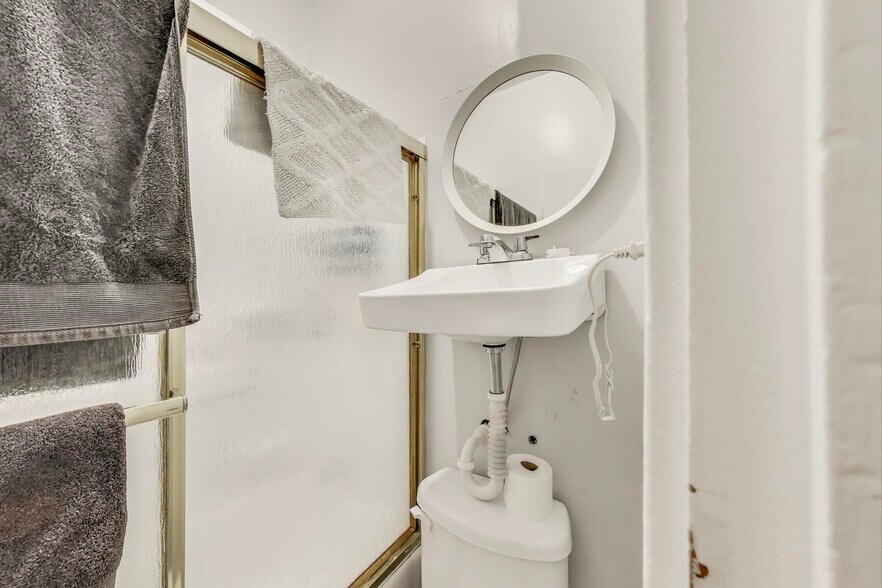 More Photos Of 2916 W 25th Pl, Chicago Multifamily For Sale