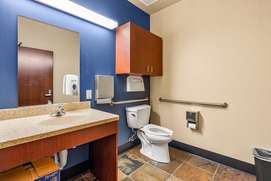 More Photos Of 1301 Poplar Dr, Medford Medical For Lease