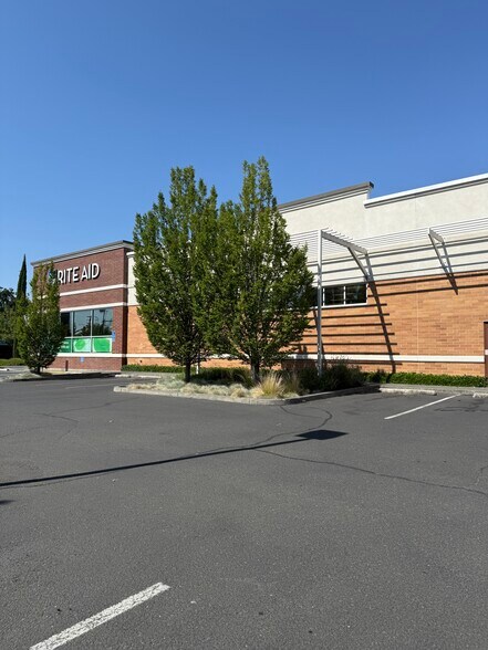 More Photos Of 680 S State St, Ukiah Drugstore For Lease