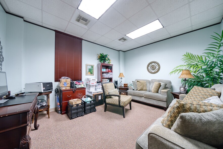 More Photos Of 15430 Ridge Park Dr, Houston Office For Sale