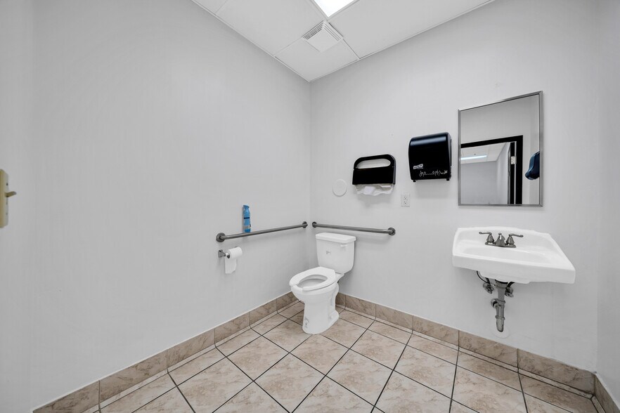 More Photos Of 4045 E Union Hills Dr, Phoenix Medical For Sale