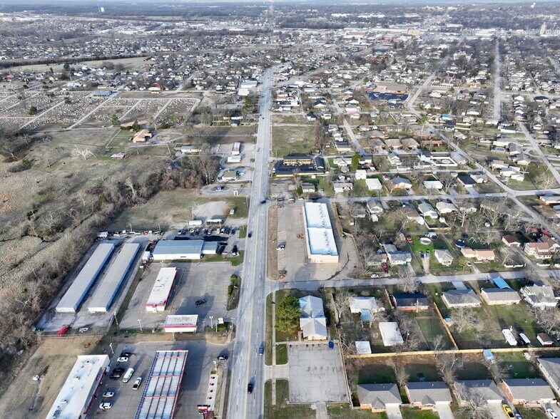 More Photos Of 1001 E Will Rogers Blvd, Claremore Auto Repair For Lease
