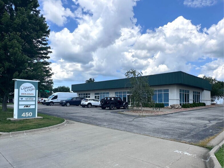 More Photos Of 450 N Iowa St, Lawrence Flex For Lease