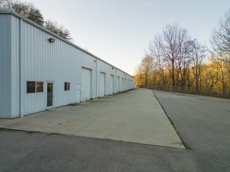 More Photos Of 376 Hope Station Rd, Weston Warehouse For Lease