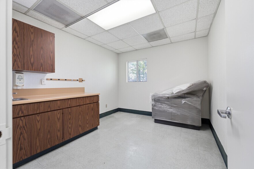 More Photos Of 44725 10th St W, Lancaster Medical For Lease