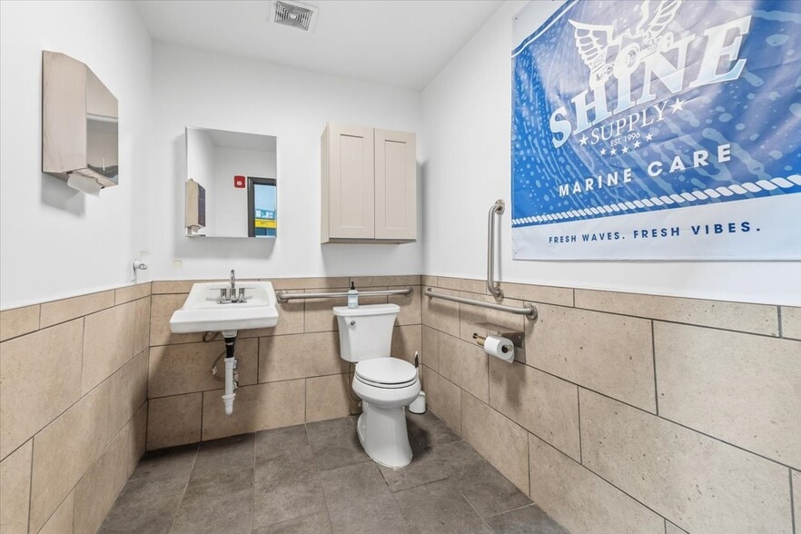 More Photos Of 1857 Commander Dr, Lake Havasu City Warehouse For Lease
