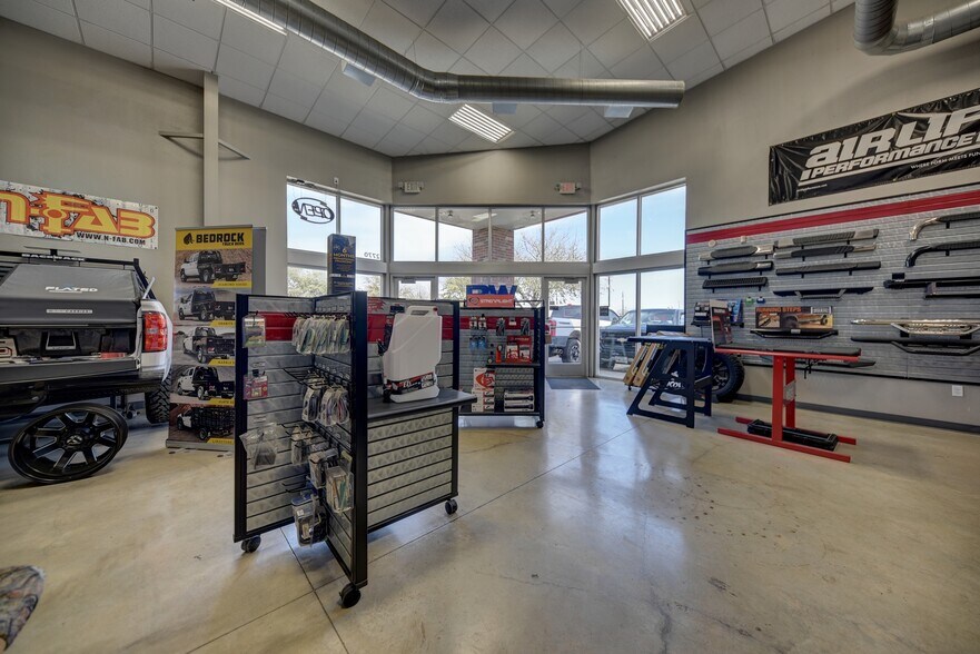 More Photos Of 2770 Osborn Ln, Bryan Showroom For Lease