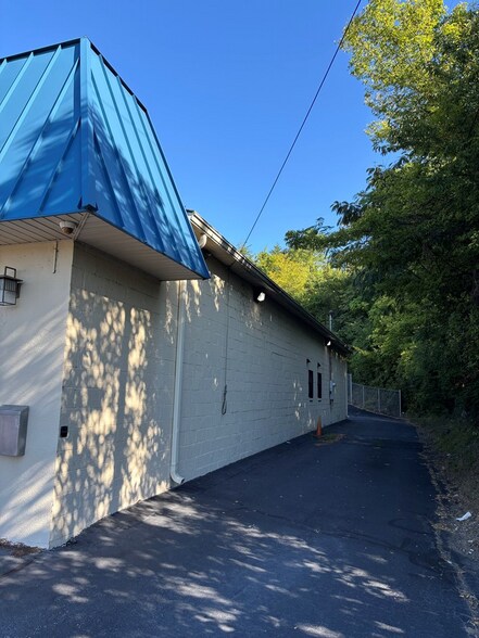 More Photos Of 2380 Riverside Dr, Danville Freestanding For Sale