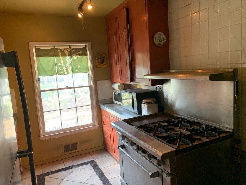 More Photos Of 1826 Wellington Rd, Los Angeles Specialty For Sale