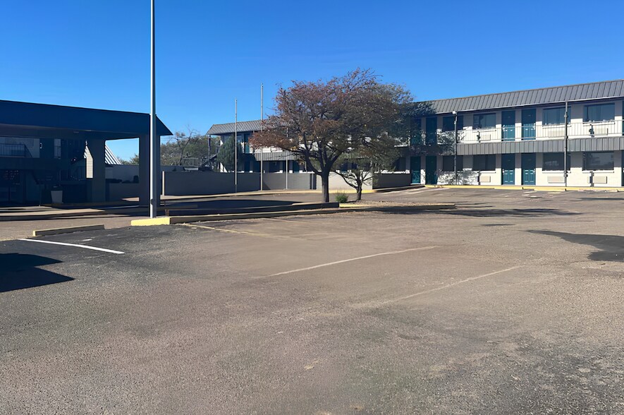 More Photos Of 100 Bulldog Blvd, Borger Hotel For Sale