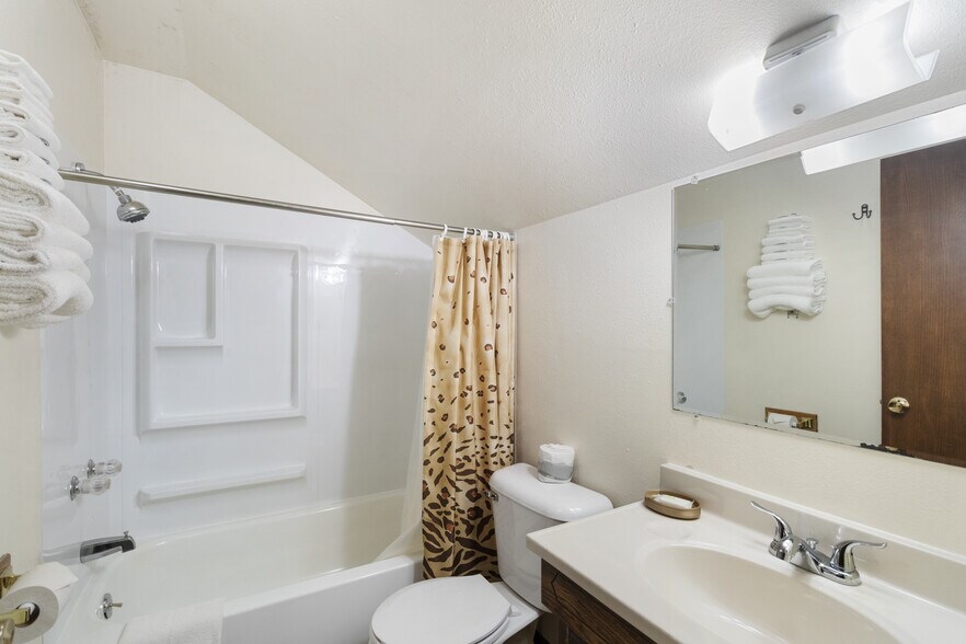 More Photos Of 4712 220th Trl, Amana Hotel For Sale