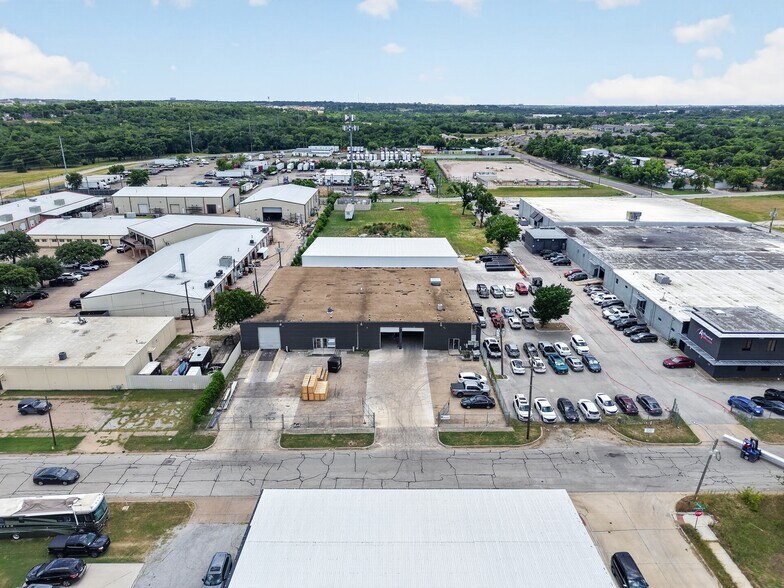 More Photos Of 2106-2110 E Richmond Ave, Fort Worth Distribution For Lease