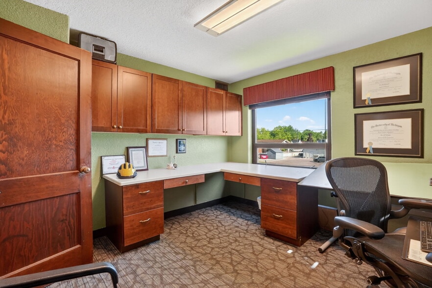 More Photos Of 1104 S Mitchell St, Cadillac Office For Sale