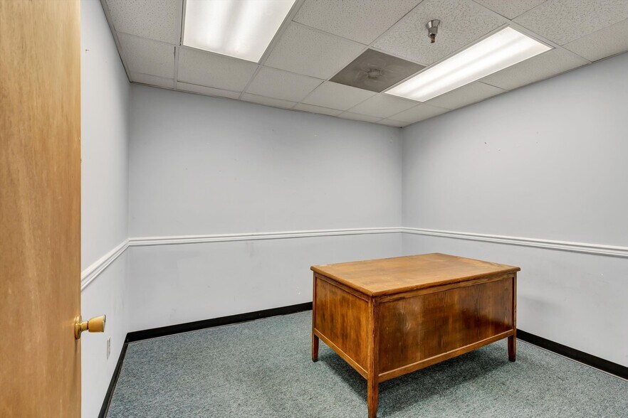 More Photos Of 6714-6716 Central Avenue Pike, Knoxville Office For Lease