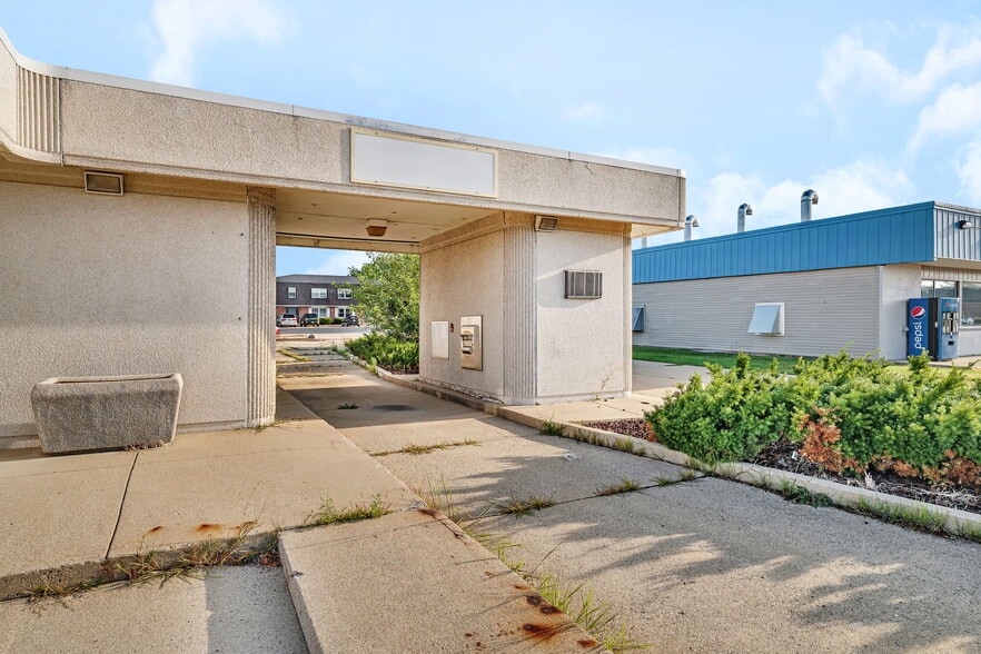 More Photos Of 24 Danny's Dr, Streator Bank For Sale