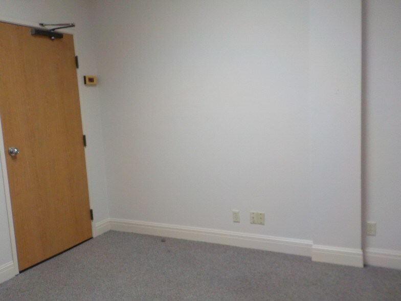 More Photos Of 3700 N 10th St, McAllen Office For Lease