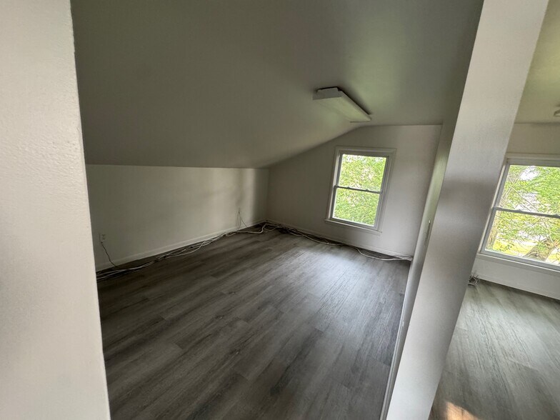 More Photos Of 1103 Fabyan Pkwy, Geneva Manufacturing For Lease